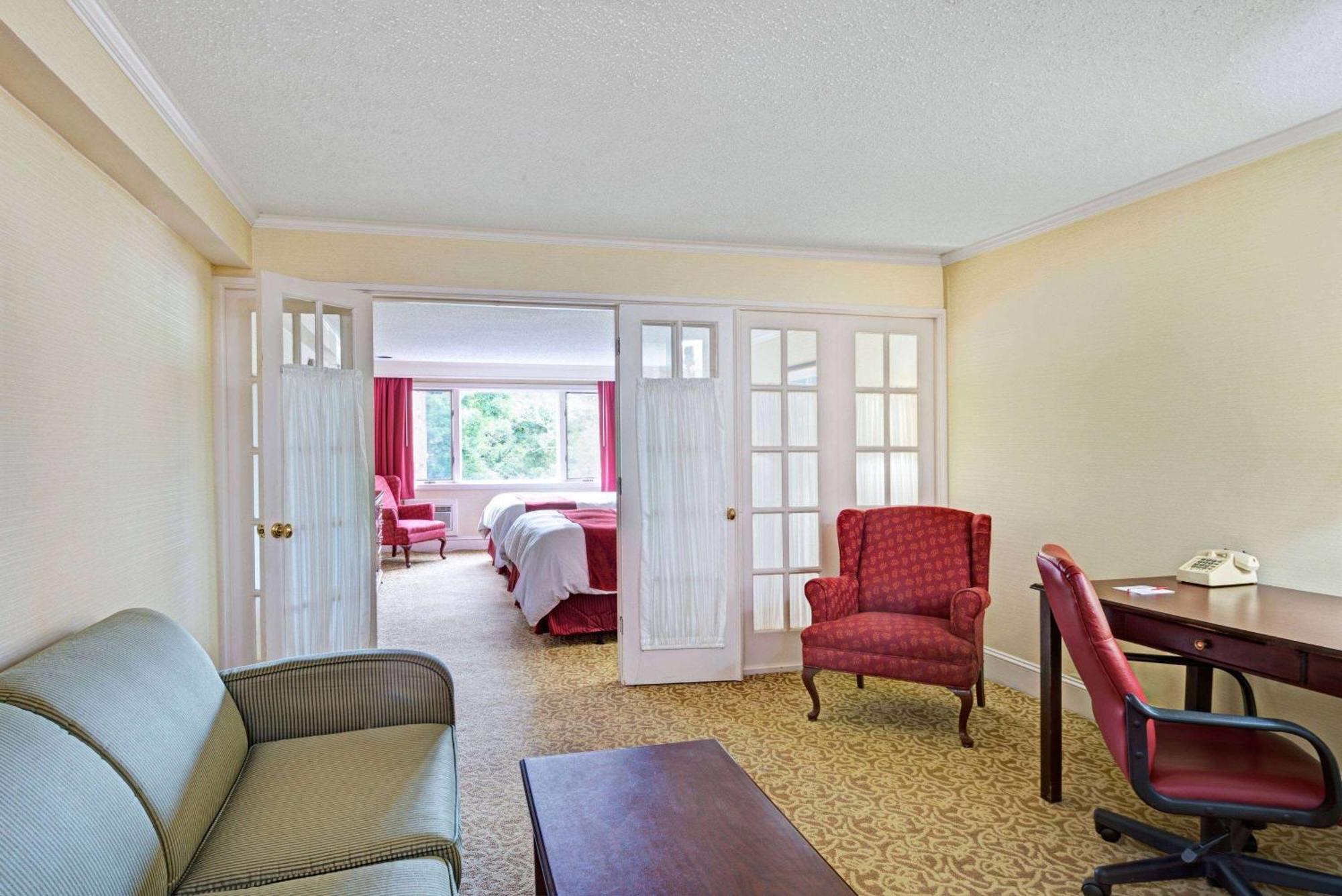 Ramada By Wyndham Seekonk Providence Area Экстерьер фото